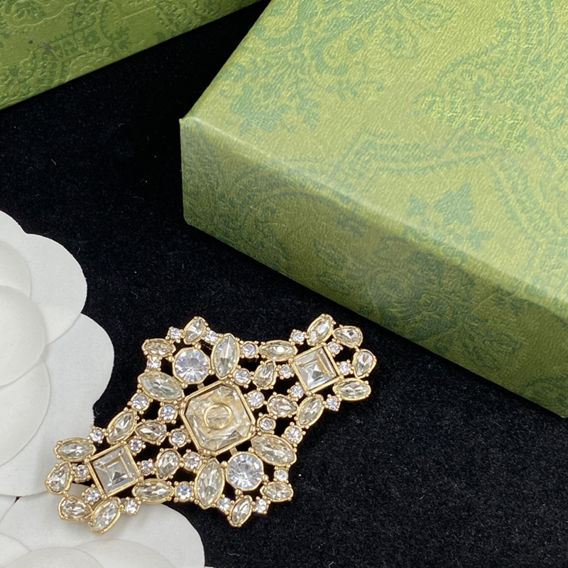 Womens Designer Diamonds Brooch Fashion Gold Brooch Jewelry Accessory Pins Womens Luxury Brooches Brand Flowers Brosche 2210102D
Womens Designer Diamonds Brooch Fashion Gold Brooch Jewelry Accessory Pins Womens Luxury Brooches Brand Flowers Brosche 2210102D