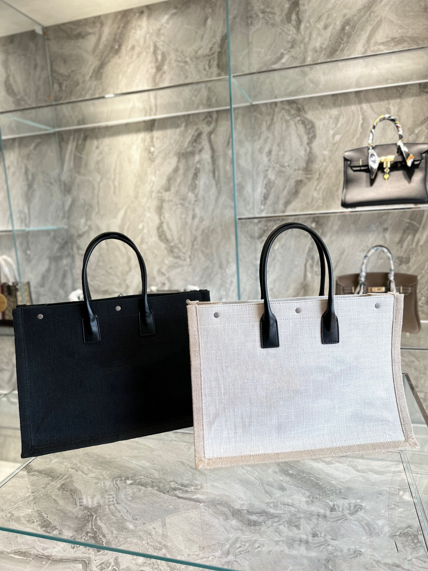 The tote bag Canvas black large volume designer bags single shoulder bag Women handbag crossbody purse with built-in zipper, Box
The tote bag Canvas black large volume designer bags single shoulder bag Women handbag crossbody purse with built-in zipper, Box