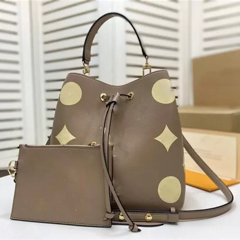Designer Luxury NEONOE MM Shoulder bags M45497 Grain BLACK TRUNKS BANDEAU SCARF Leather bucket bag, Don´t pay it
Designer Luxury NEONOE MM Shoulder bags M45497 Grain BLACK TRUNKS BANDEAU SCARF Leather bucket bag, Don´t pay it