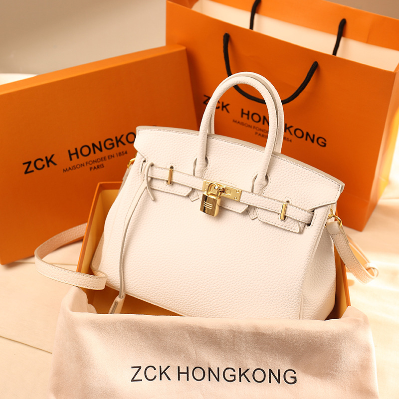 2022 New high-quality shopping bag Luxury brand Fashion storage handbag Large capacity dinner bag, White 
2022 New high-quality shopping bag Luxury brand Fashion storage handbag Large capacity dinner bag, White