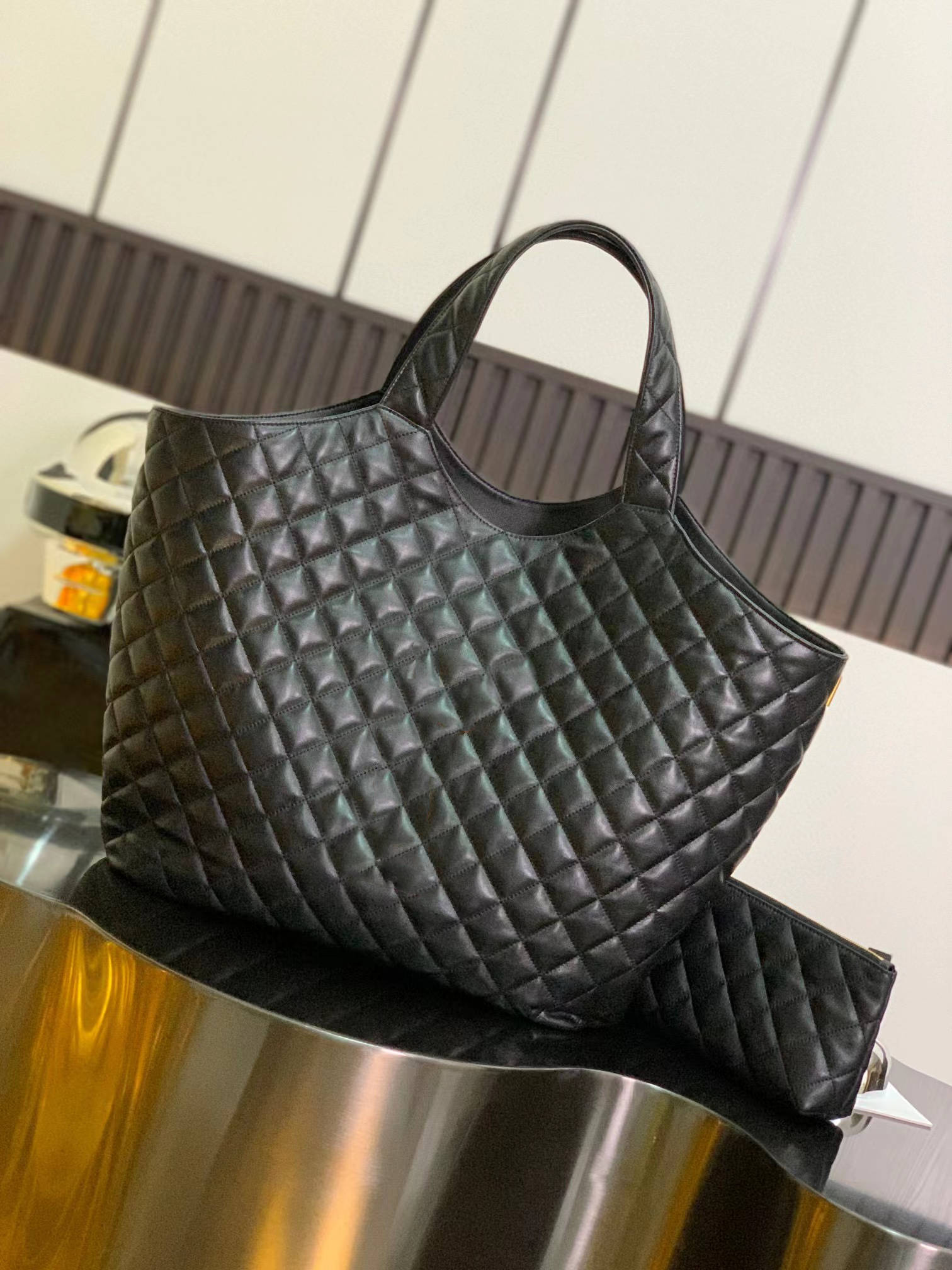 Spring/Summer 22 New Tote Bag Retro rhomboid lattice craft creates oversized letter-logo design real leather mother shopping bags.
Spring/Summer 22 New Tote Bag Retro rhomboid lattice craft creates oversized letter-logo design real leather mother shopping bags.