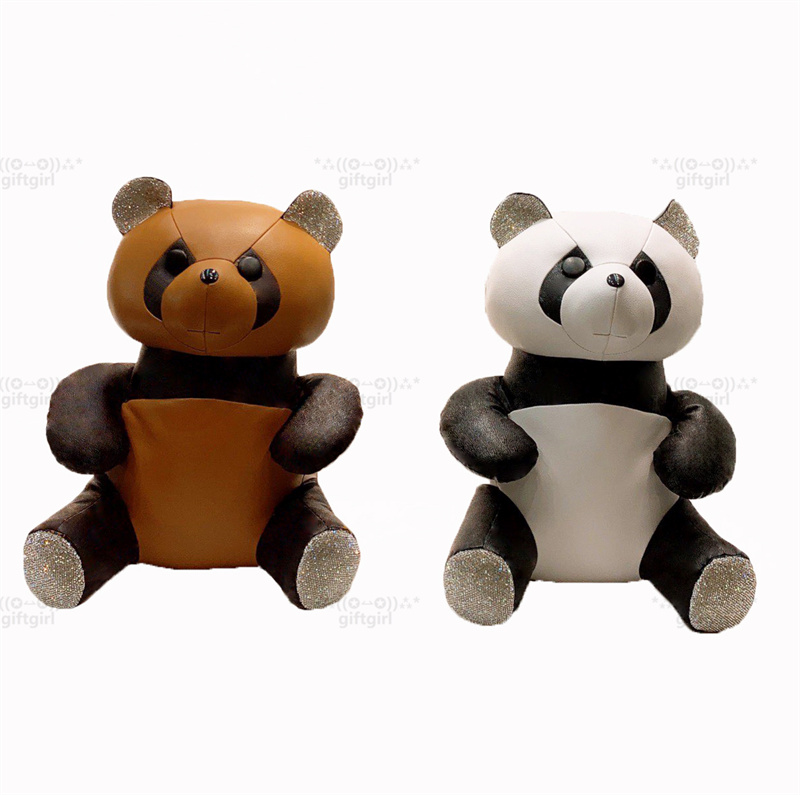 Panda Leather Dolls Hipster Top Fabric Girl's and Boy's Designer Dolls Eco-Friendly Non-toxic Cute Luxury Kids Toys Size Height About 50cm
Panda Leather Dolls Hipster Top Fabric Girl's and Boy's Designer Dolls Eco-Friendly Non-toxic Cute Luxury Kids Toys Size Height About 50cm