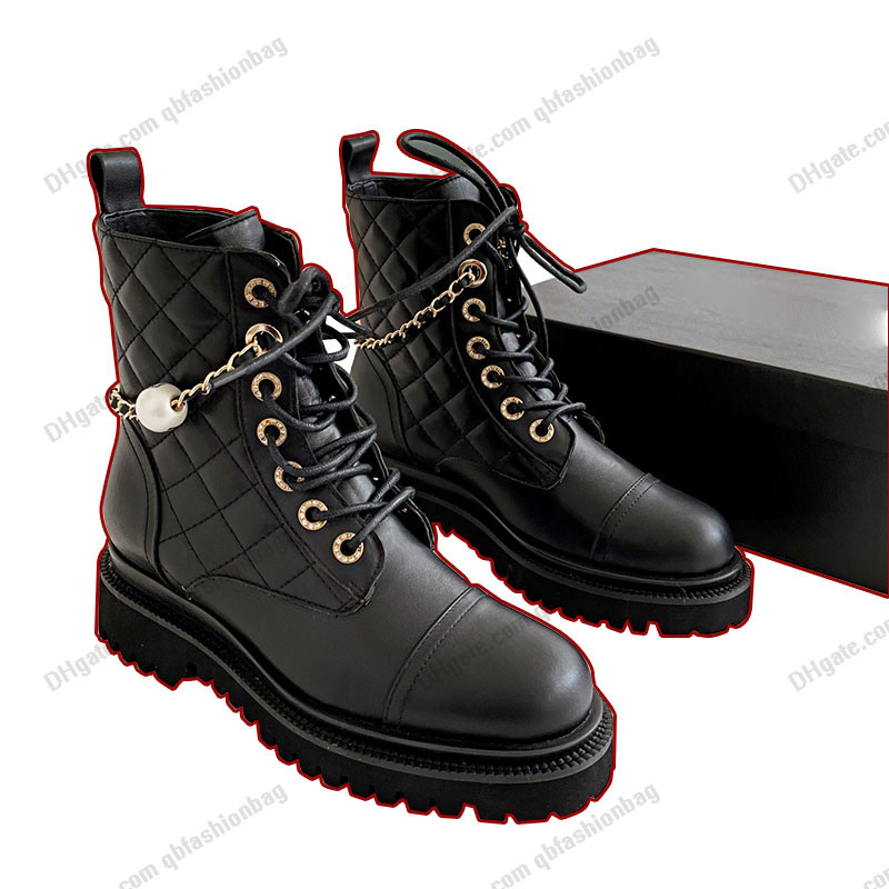 Sheepskin Womens Ankle Boots Quilted Texture With Chain Lace-up Chunky Heels Faux Pearl Knight Platform Chelsea Boot Designer Winter Snow Retro Motorcycle Luxurys, Black
Sheepskin Womens Ankle Boots Quilted Texture With Chain Lace-up Chunky Heels Faux Pearl Knight Platform Chelsea Boot Designer Winter Snow Retro Motorcycle Luxurys, Black