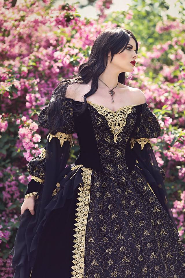 Gothic Black Wedding Dress With Long Cap Wrap Sleeping Beauty ball Gown Velvet Chiffon Lace Appliques Tiers Ruffle Long Sleeves Masquerade Vintage Fan