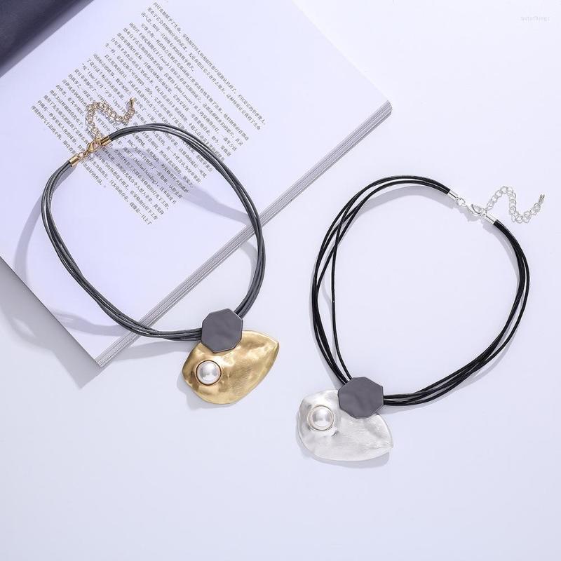 Choker ALLYES Fashion Irregular Metal Pearl Necklace For Women Multilayer Black Leather Sweater Chains Collares
Choker ALLYES Fashion Irregular Metal Pearl Necklace For Women Multilayer Black Leather Sweater Chains Collares
