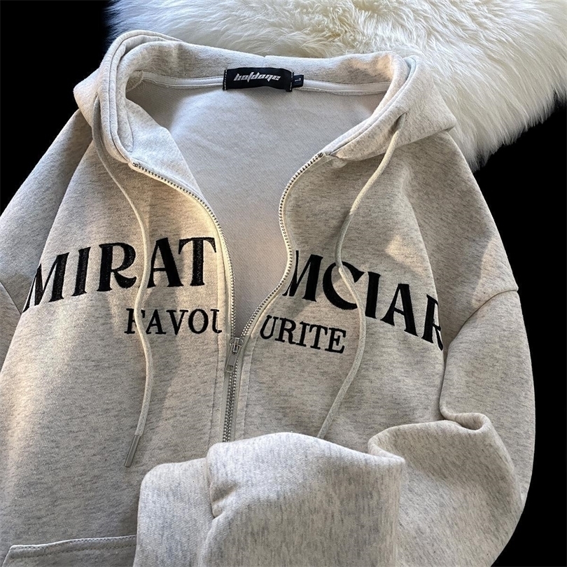 Mens Hoodies Sweatshirts Retro letter printed zipper hooded cardigan thin sweater men and women Korean version oversized loose longsleeved coat 221008
Mens Hoodies Sweatshirts Retro letter printed zipper hooded cardigan thin sweater men and women Korean version oversized loose longsleeved coat 221008