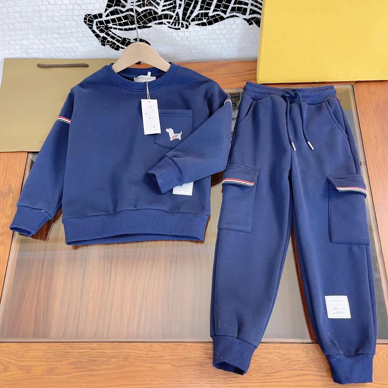 Luxury Boys girls sports clothing sets kids letter long sleeve sweatshirt with pants 2pcs Designer children casual outfits A9151, Blue
Luxury Boys girls sports clothing sets kids letter long sleeve sweatshirt with pants 2pcs Designer children casual outfits A9151, Blue