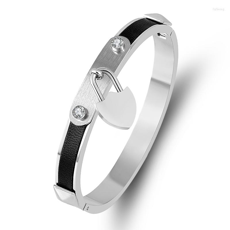 Bangle Luxury Screw Heart Lock Genuine Leather Black Red White Color Charm Cuff Bangles & Bracelets Women Wedding Couple Jewelry
Bangle Luxury Screw Heart Lock Genuine Leather Black Red White Color Charm Cuff Bangles & Bracelets Women Wedding Couple Jewelry