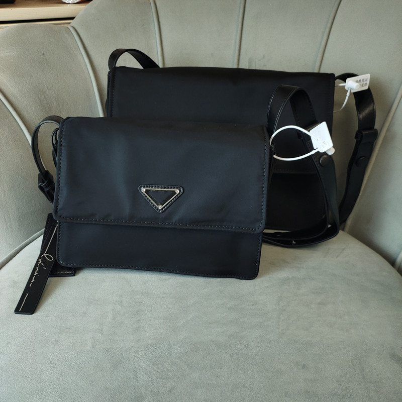 Triangle pattern nylon messenger bag parachute Male and female style large capacity one shoulder oblique cross brand women's bag, Black
Triangle pattern nylon messenger bag parachute Male and female style large capacity one shoulder oblique cross brand women's bag, Black