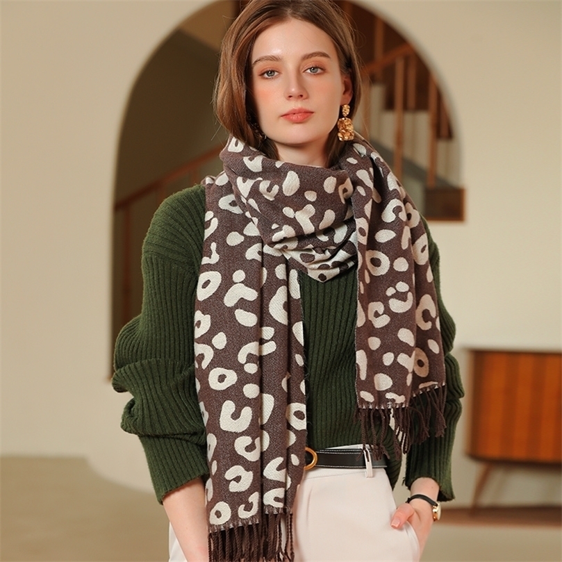 Scarves LIOUMO Fashion women winter Warm scarf female shawls cashmere handfeeling winter wraps Print Leopardskin Tassel hijab scarf 221010
Scarves LIOUMO Fashion women winter Warm scarf female shawls cashmere handfeeling winter wraps Print Leopardskin Tassel hijab scarf 221010