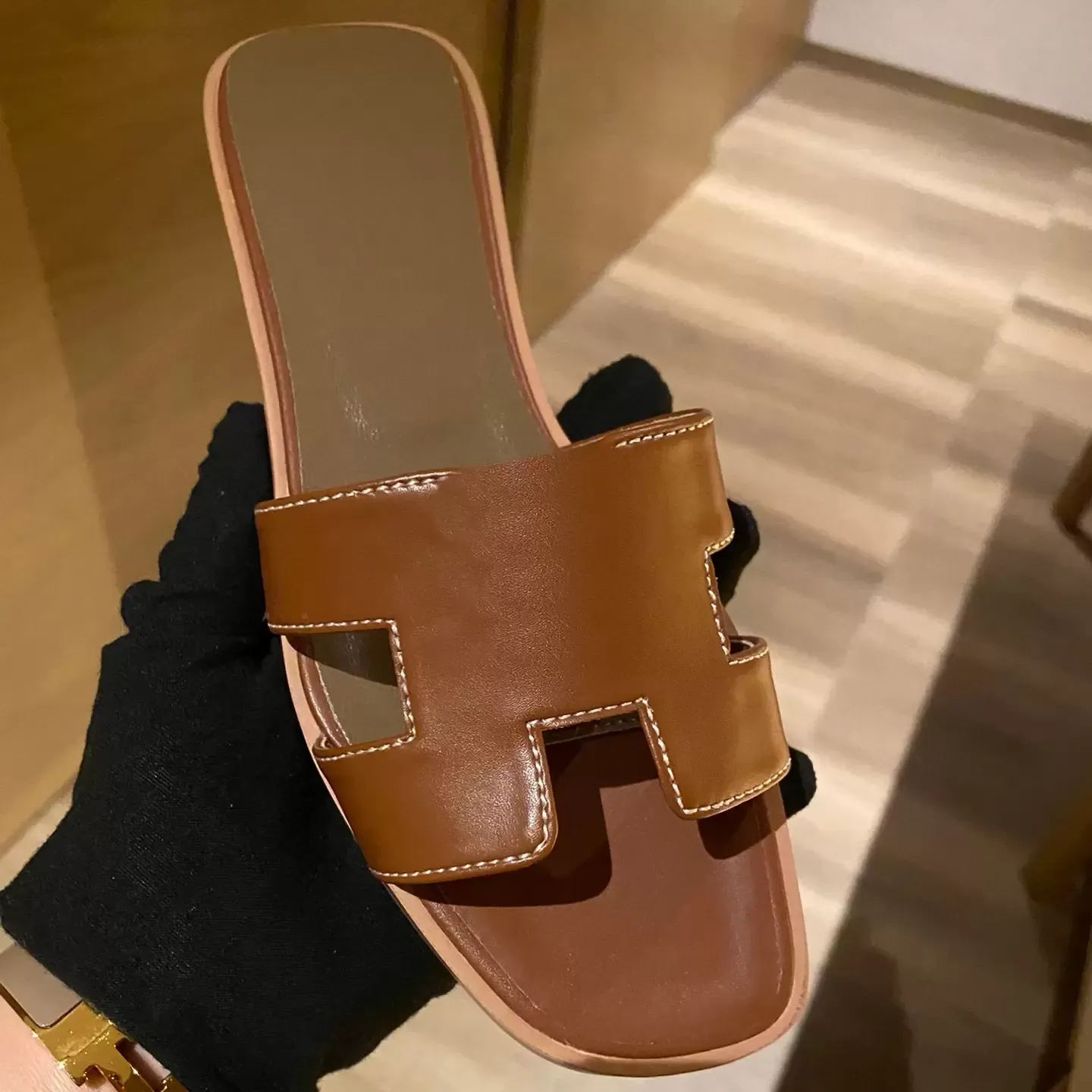 Beach Sandals Leather Ladie Mules Classic Flat Heel Summer Designer Thong Embroidered Fashion Women Alphabet Hotel Bathroom Ladies Sexy Sandal, 38
Beach Sandals Leather Ladie Mules Classic Flat Heel Summer Designer Thong Embroidered Fashion Women Alphabet Hotel Bathroom Ladies Sexy Sandal, 38