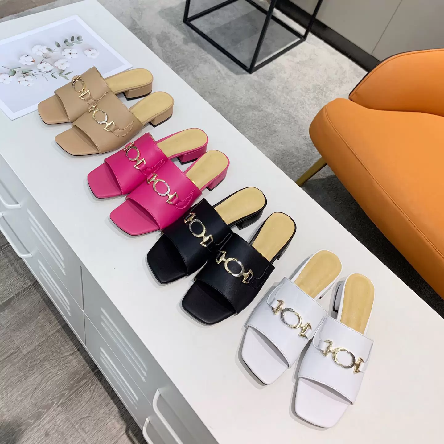 Slippers Sandals Lambskin Shoes All-Match Flip Flop Stylist Shoe Designer Square Toe Luxury Metal Summer Open-Toe Non-Slip Heel 3Cm With Box
Slippers Sandals Lambskin Shoes All-Match Flip Flop Stylist Shoe Designer Square Toe Luxury Metal Summer Open-Toe Non-Slip Heel 3Cm With Box