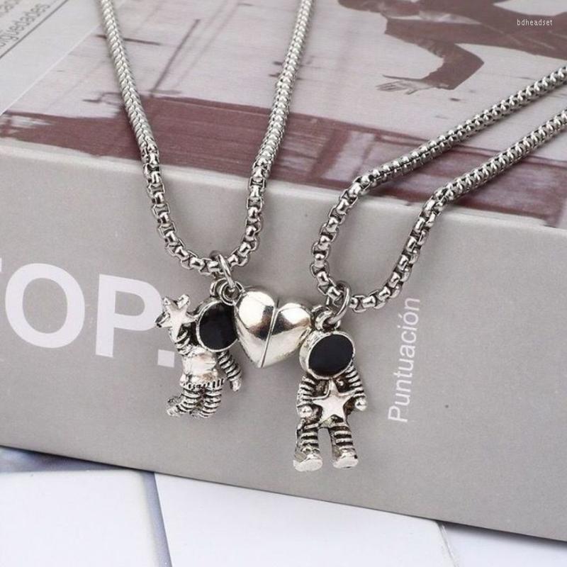 Pendant Necklaces 2pcs Heart Magnetic Couple Necklace Astronaut Long Distance Spaceman Charm Star Hug Choker Valentine's Day Gifts
Pendant Necklaces 2pcs Heart Magnetic Couple Necklace Astronaut Long Distance Spaceman Charm Star Hug Choker Valentine's Day Gifts