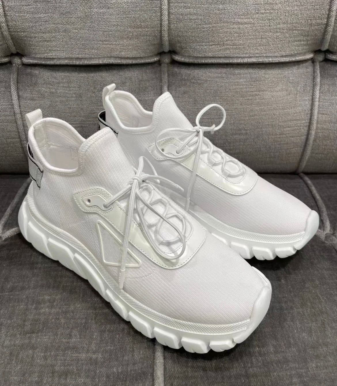 Famous Design Ultra-light Knit Fabric Sports Shoes Men Embossed Rubber Triangle Sneakers White Black Re-Nylon & Brushed Leather Casual Walking EU38-46
Famous Design Ultra-light Knit Fabric Sports Shoes Men Embossed Rubber Triangle Sneakers White Black Re-Nylon & Brushed Leather Casual Walking EU38-46
