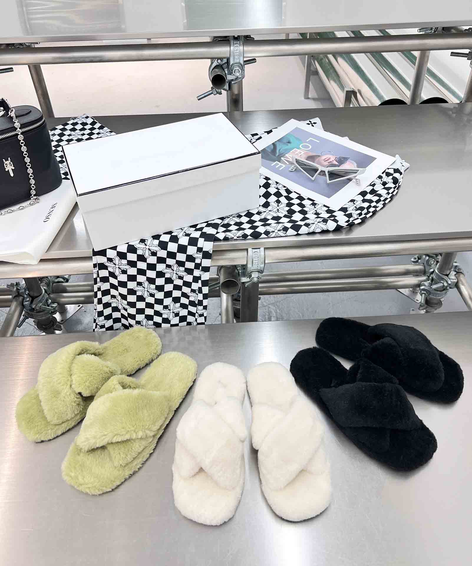 Slipper for women Designer Slippers Fur Slide shoes Ladies Wool Slides Fashion Fluffy Furry Warm Winter Home Sandals Comfortable Fuzzy Girl Flip, White 
Slipper for women Designer Slippers Fur Slide shoes Ladies Wool Slides Fashion Fluffy Furry Warm Winter Home Sandals Comfortable Fuzzy Girl Flip, White