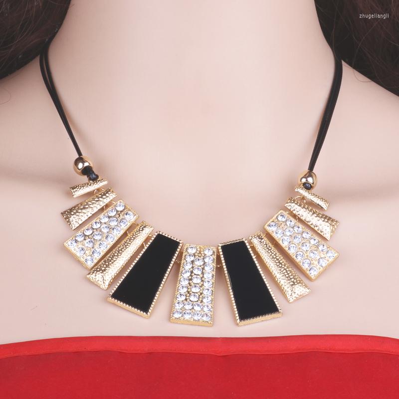 Choker European And American Necklace Korean Fashion Exaggerated Short Section Of The Clavicle Chain Female Trapezoidal Accessories
Choker European And American Necklace Korean Fashion Exaggerated Short Section Of The Clavicle Chain Female Trapezoidal Accessories