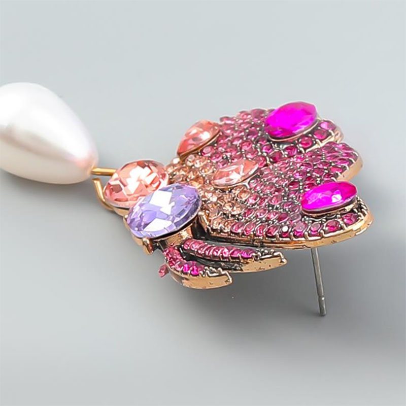 2022 Fashionable Chandelier Color Diamond Alloy Diamond-encrusted pearl butterfly earrings female trend in Europe and the United States Net Red Earrings
2022 Fashionable Chandelier Color Diamond Alloy Diamond-encrusted pearl butterfly earrings female trend in Europe and the United States Net Red Earrings
