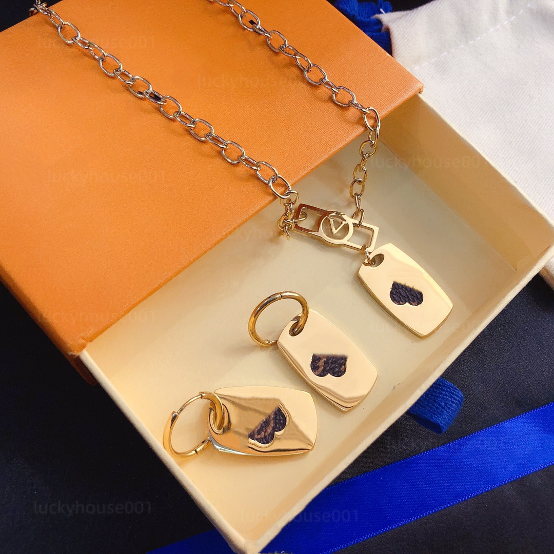 New 18K Gold Plated Stainless Steel Necklace Pendant Set Chain Gold Luxury Earrings Womens Fashion Jewelrys Wedding Accessories Jewelry Party Gift X218
New 18K Gold Plated Stainless Steel Necklace Pendant Set Chain Gold Luxury Earrings Womens Fashion Jewelrys Wedding Accessories Jewelry Party Gift X218