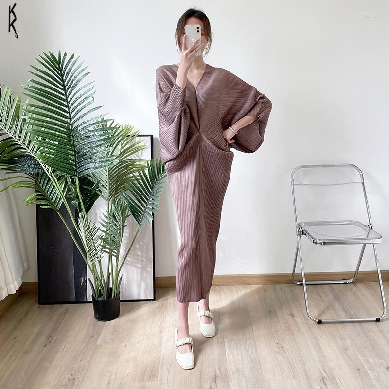 Casual Dresses Miyake Pleats 2022 Spring High Quality Loose V-neck Irregular Skirt Fashion Design Sense Niche Bat Sleeve Dress, Black
Casual Dresses Miyake Pleats 2022 Spring High Quality Loose V-neck Irregular Skirt Fashion Design Sense Niche Bat Sleeve Dress, Black