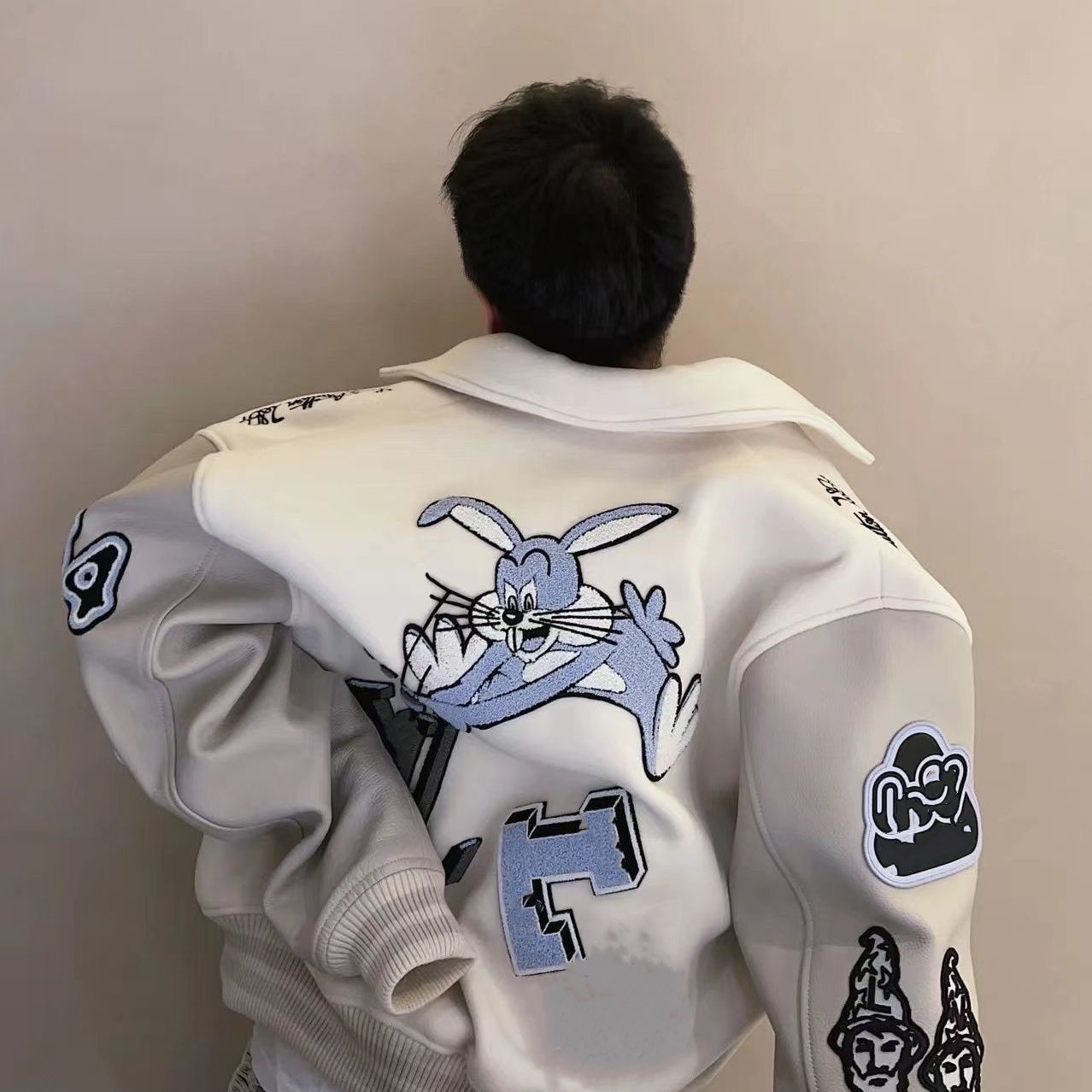 41 Designer Men's and Women's Hoodies Autumn and Winter Cardigan Thickened Coat Bugs Rabbit Embroidered Baseball Jersey
41 Designer Men's and Women's Hoodies Autumn and Winter Cardigan Thickened Coat Bugs Rabbit Embroidered Baseball Jersey