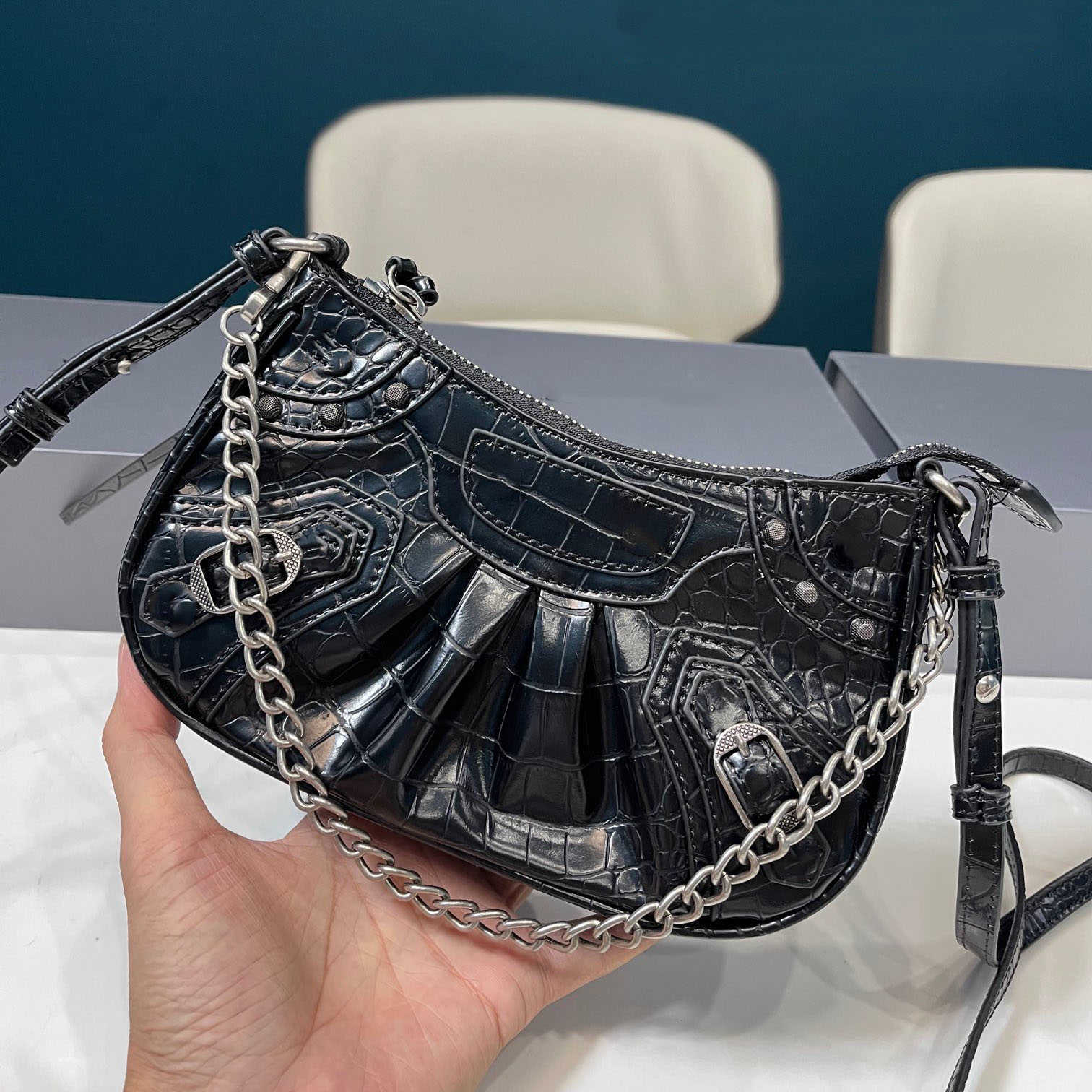 Evening Bags Fall new women's bag le cagole luxury designer shoulder stack messenger bag shape underarm wit, Black
Evening Bags Fall new women's bag le cagole luxury designer shoulder stack messenger bag shape underarm wit, Black
