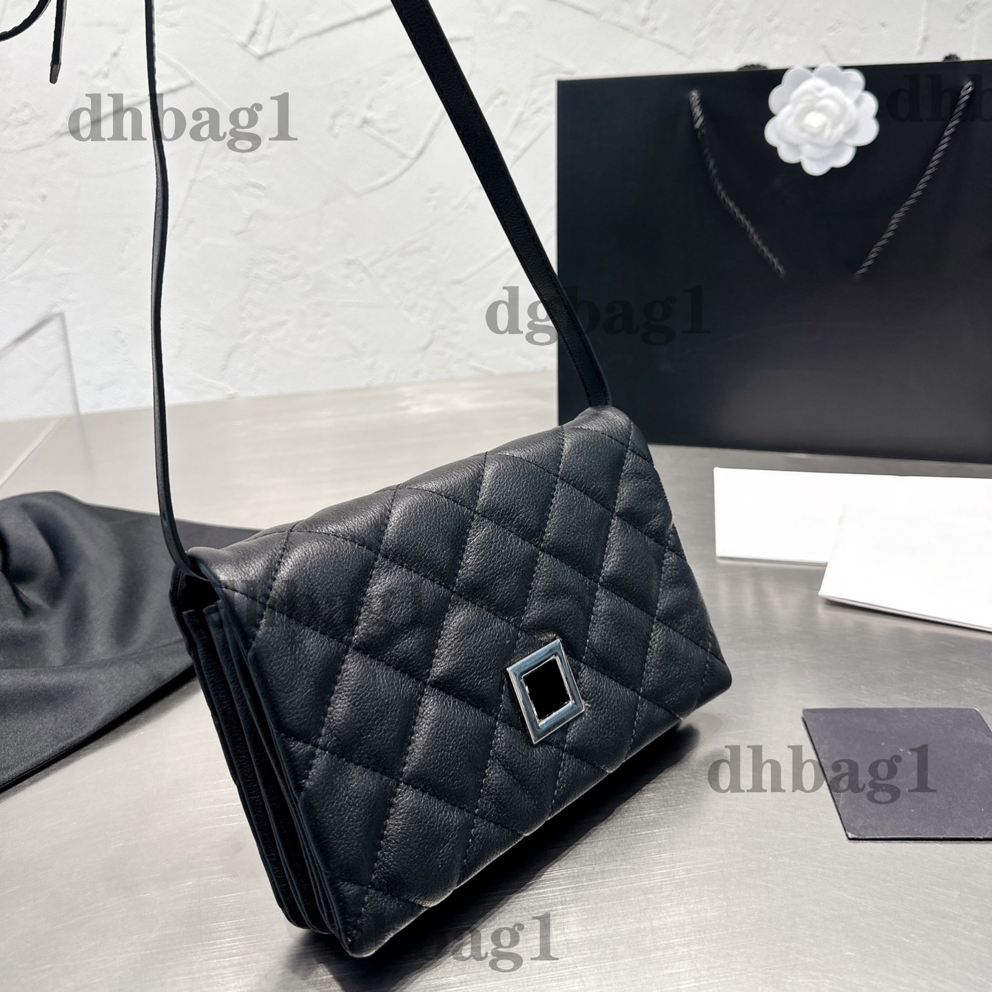 Designer Classic Clamshell Handbag Original Hardware Artwork Black Luxury Chain Crossbody Bag Genuine Leather Cowhide Vintage Card Purse Coin Purse 23cm
Designer Classic Clamshell Handbag Original Hardware Artwork Black Luxury Chain Crossbody Bag Genuine Leather Cowhide Vintage Card Purse Coin Purse 23cm