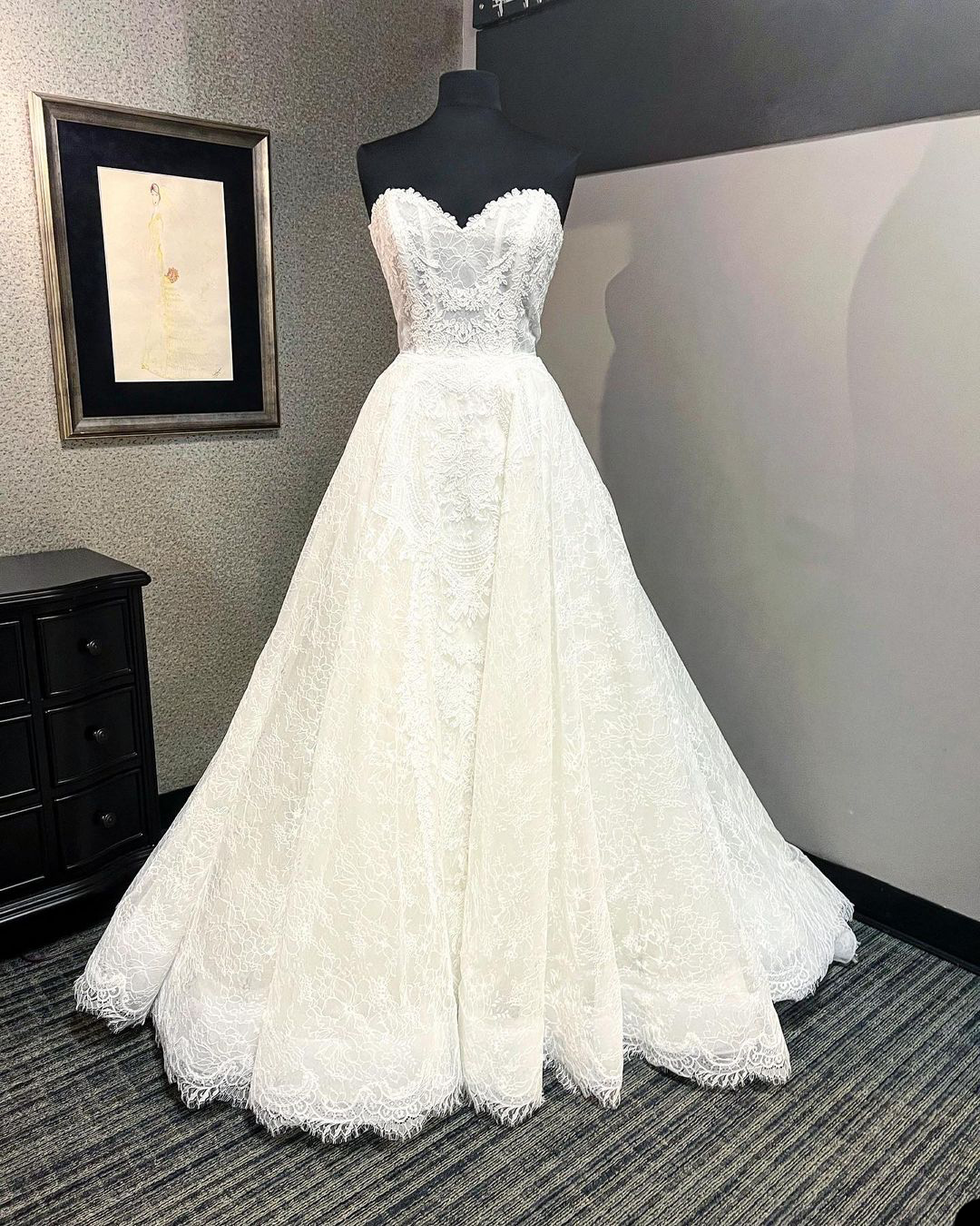 Junoesque Wedding Dress Matte Satin Strapless Sleeveless Dress Empire with Train Appliques Lace Plus Size Bride Gown Custom Made Vestidos De Novia