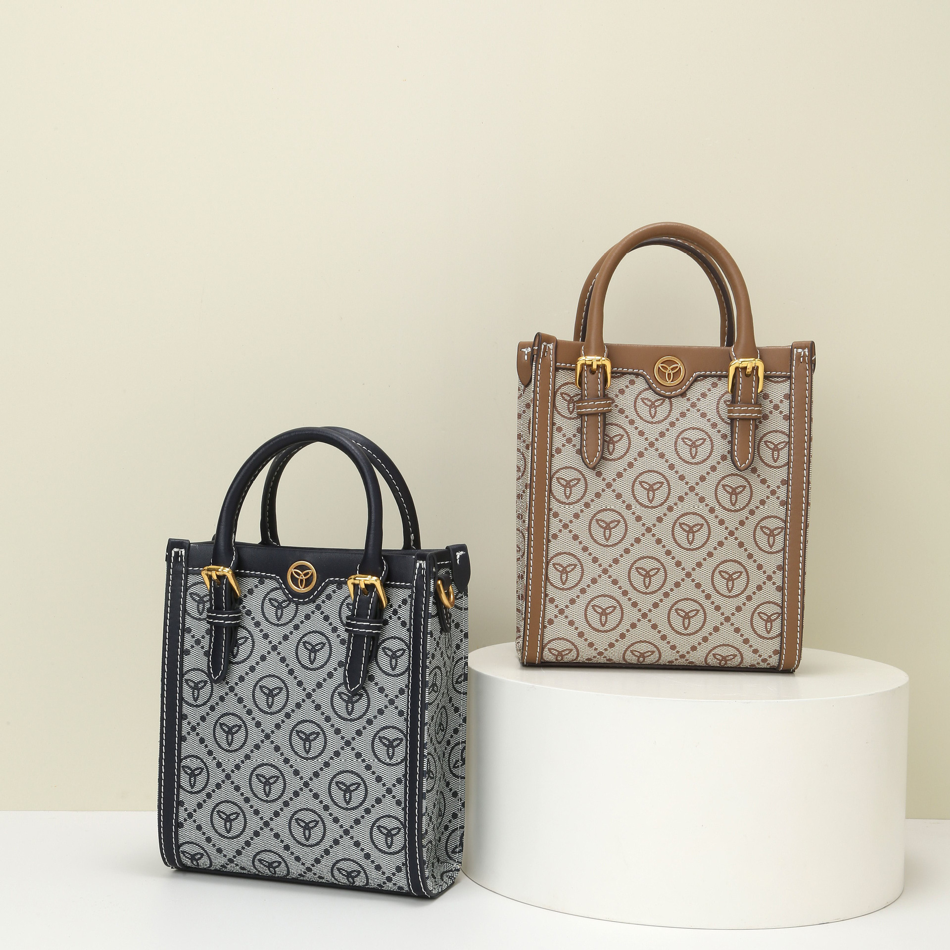 2022 new foreign trade TB piano score bag old flower canvas billinter shoulder shoulder bandie drawing rope bucket bag women's bag storage handbag, Blue
2022 new foreign trade TB piano score bag old flower canvas billinter shoulder shoulder bandie drawing rope bucket bag women's bag storage handbag, Blue