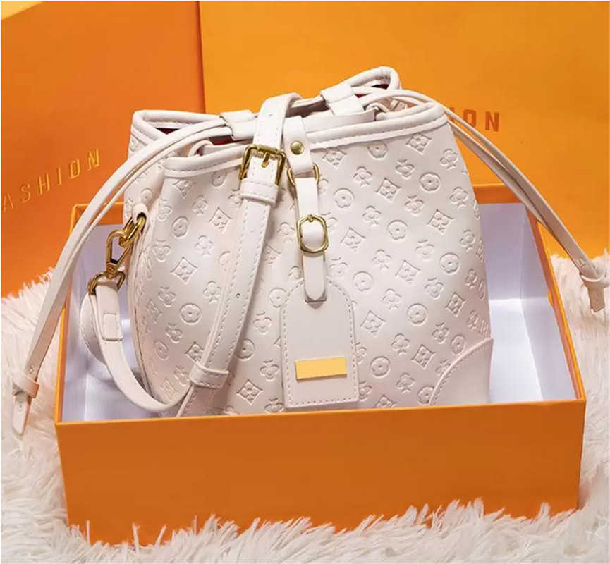 2022 Luxury Designer Shopping Bag Diana Bamboo Top quality Genuine leather Bag Womens men tote crossbody fashion shoppingbag wallet card, Original box
2022 Luxury Designer Shopping Bag Diana Bamboo Top quality Genuine leather Bag Womens men tote crossbody fashion shoppingbag wallet card, Original box