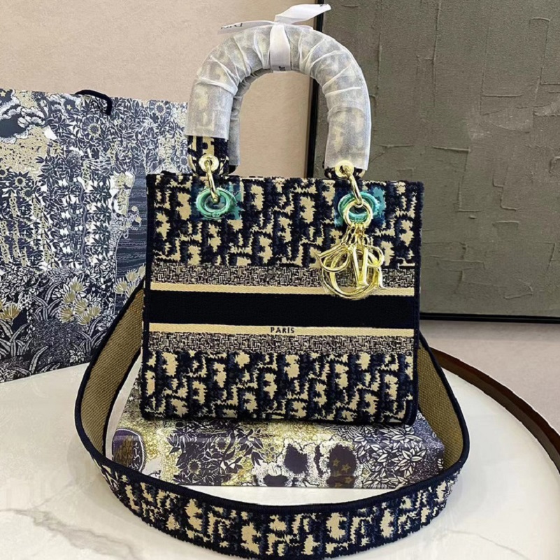 Classic Traveler Express Bag Stylish Women's One Shoulder Crossbody Coin Purse w/Key Lock w/ Dust Embroidery, Box
Classic Traveler Express Bag Stylish Women's One Shoulder Crossbody Coin Purse w/Key Lock w/ Dust Embroidery, Box
