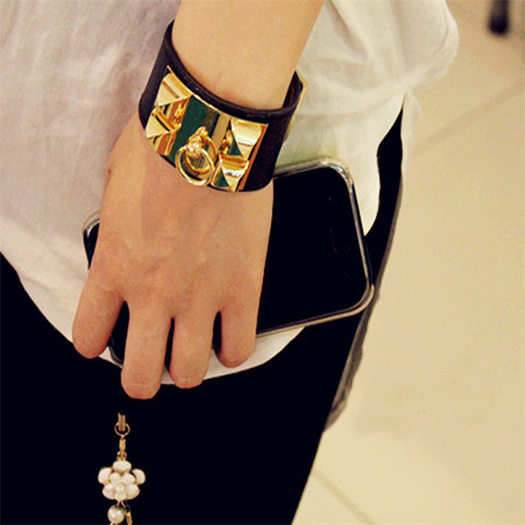 Designer Charm women and men Cuff Bracelets & Bangles PU Leather bracelet Buckle Gold silver Bracelet Fashion Classic Simple Jewelry Friendship Valentine's Day Gift
Designer Charm women and men Cuff Bracelets & Bangles PU Leather bracelet Buckle Gold silver Bracelet Fashion Classic Simple Jewelry Friendship Valentine's Day Gift