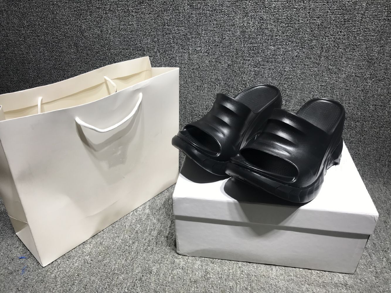 Women Designer floral indentations platform slipper Marshmallow rubber soles shoe non-slip black flip-flops top slider Wide Flat shoe Lady Sandal With Box1 size 35-40
Women Designer floral indentations platform slipper Marshmallow rubber soles shoe non-slip black flip-flops top slider Wide Flat shoe Lady Sandal With Box1 size 35-40