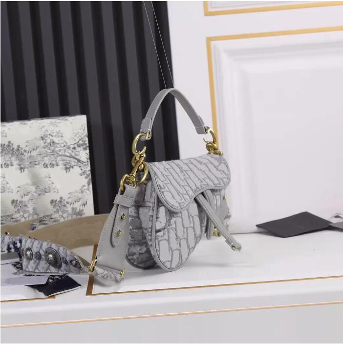 Saddle High Quality handbags Shoulder Bags crossbody Luxurys Designer Fashion women Classic Metallic logos leather bag Clutch Totes wallets ladies purse
Saddle High Quality handbags Shoulder Bags crossbody Luxurys Designer Fashion women Classic Metallic logos leather bag Clutch Totes wallets ladies purse