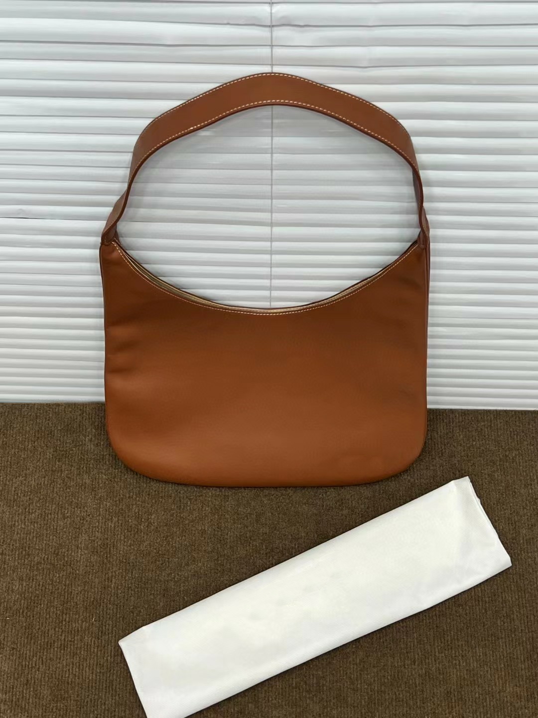 Quality Designer Weekender Hobo Bag a Linge Brown Calf Leather Shoulder Bags Large Capacity Shopping Handbags Gold Hardware Letter Inlaid Baguette Popular J Purse, Other colors
Quality Designer Weekender Hobo Bag a Linge Brown Calf Leather Shoulder Bags Large Capacity Shopping Handbags Gold Hardware Letter Inlaid Baguette Popular J Purse, Other colors