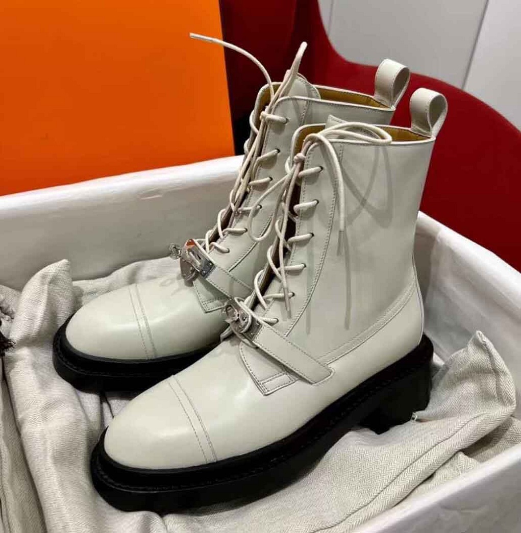 Winter Brand Funk Women Ankle Boots Calfskin Leather Black White Palladium-plated Kelly Buckle Chunky Sole Lady Martin Boot EU35-40 With Box
Winter Brand Funk Women Ankle Boots Calfskin Leather Black White Palladium-plated Kelly Buckle Chunky Sole Lady Martin Boot EU35-40 With Box
