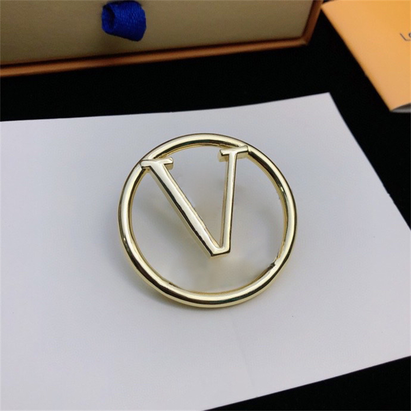 Luxury Brand Women Brooches Designer Jewelry Diamond Pearl Sparkling Brooches Pins Golden Sliver Pins Women Accessories High Quality
Luxury Brand Women Brooches Designer Jewelry Diamond Pearl Sparkling Brooches Pins Golden Sliver Pins Women Accessories High Quality