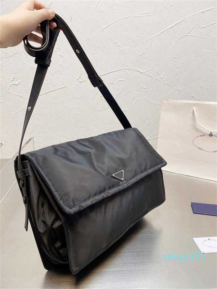Postman Nylon Single Shoulder Messenger Bags Parachute Cloth Fashion Commuter Backpack for Men and Women Designer Handbags
Postman Nylon Single Shoulder Messenger Bags Parachute Cloth Fashion Commuter Backpack for Men and Women Designer Handbags