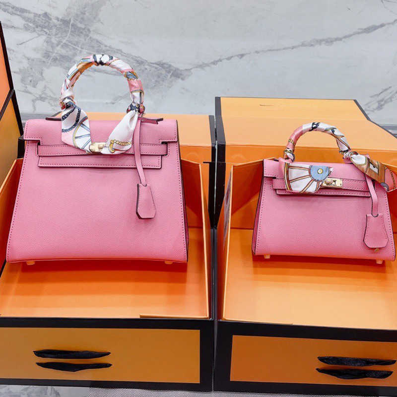 Handbags Tote Bag Palm Cowhide Leather Crossbody Bags Top Quality Fashion Letter Golden Hardware Stamped Lock Silk Scarf Women PGSH
Handbags Tote Bag Palm Cowhide Leather Crossbody Bags Top Quality Fashion Letter Golden Hardware Stamped Lock Silk Scarf Women PGSH