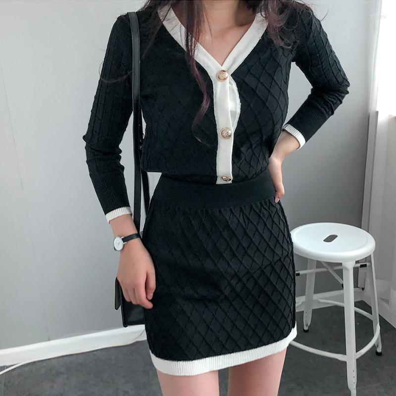Work Dresses Women Luxury Designer Long Sleeve V Neck Buttons Top Short Skirt Geometric Jacquard Black Knitting 2PC Suit Two Piece Set
Work Dresses Women Luxury Designer Long Sleeve V Neck Buttons Top Short Skirt Geometric Jacquard Black Knitting 2PC Suit Two Piece Set