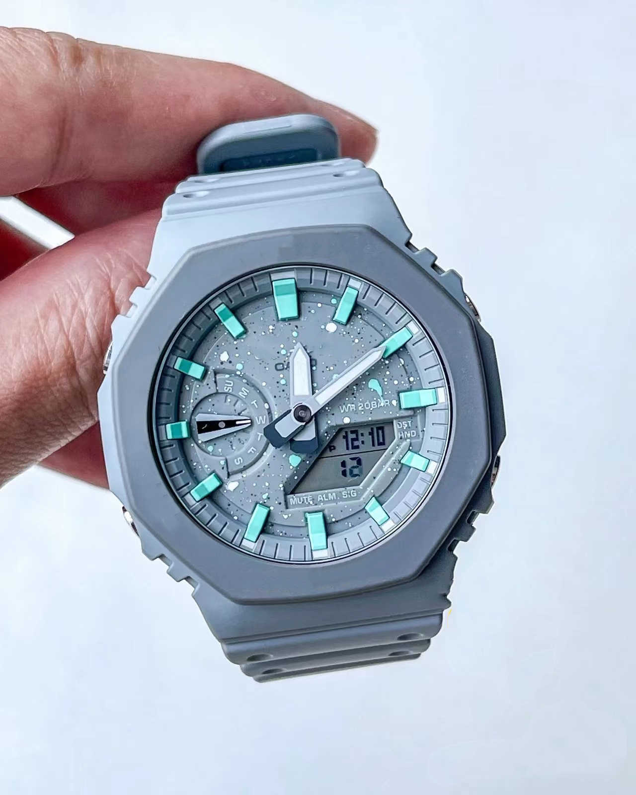 2100 Men's Sports Quartz Digital Watch Iced Out Watch Grey Double Starry Oak Series LED Automatic Hand Raise Light Waterproof World Time Full Function
2100 Men's Sports Quartz Digital Watch Iced Out Watch Grey Double Starry Oak Series LED Automatic Hand Raise Light Waterproof World Time Full Function