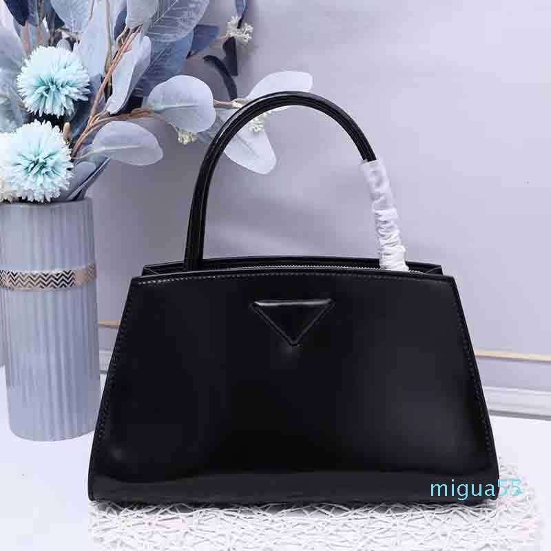 Designer brand handbags One-shoulder Messenger Women's Bag Temperament Elegant and Versatile Bright Business Shopping, Black
Designer brand handbags One-shoulder Messenger Women's Bag Temperament Elegant and Versatile Bright Business Shopping, Black