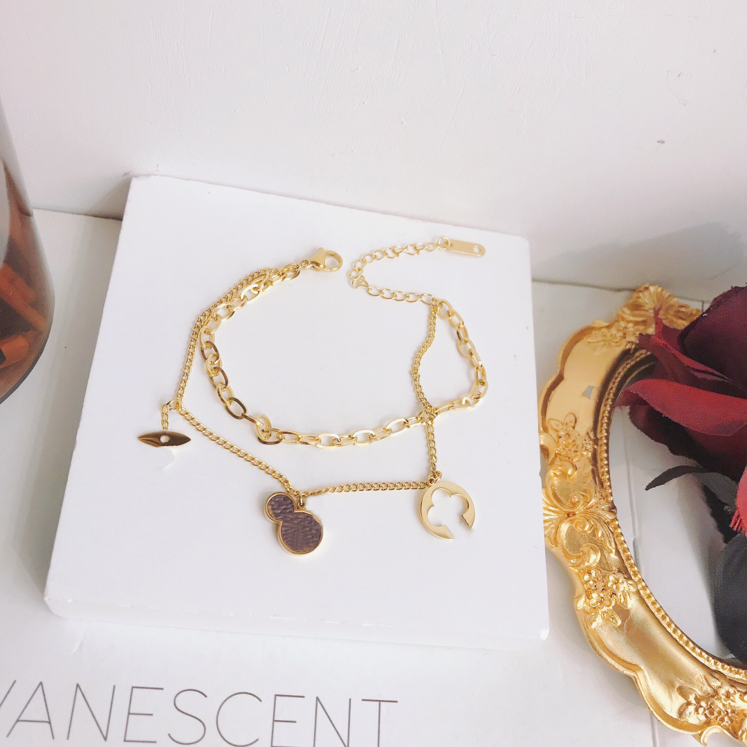 Love Bracelet Luxury Link Chain Charm Jewelry Bangle Feminine Designer Bracelets on a high end elegant fashion Valentine's Day Gift
Love Bracelet Luxury Link Chain Charm Jewelry Bangle Feminine Designer Bracelets on a high end elegant fashion Valentine's Day Gift