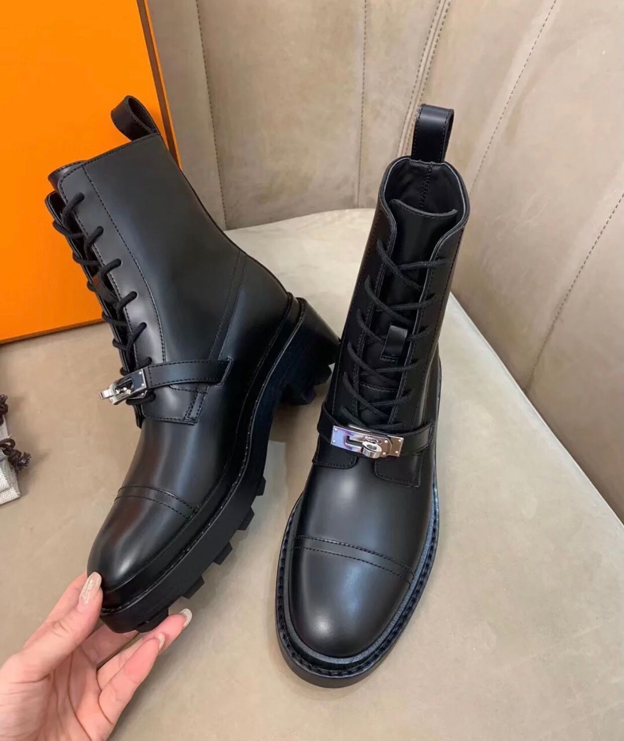 Winter Luxury Funk Ankle Boots Calfskin Leather Black White Palladium-plated Kelly Buckle Motorcycle Booty Chunky Sole Martin Boot EU35-40 With Box
Winter Luxury Funk Ankle Boots Calfskin Leather Black White Palladium-plated Kelly Buckle Motorcycle Booty Chunky Sole Martin Boot EU35-40 With Box