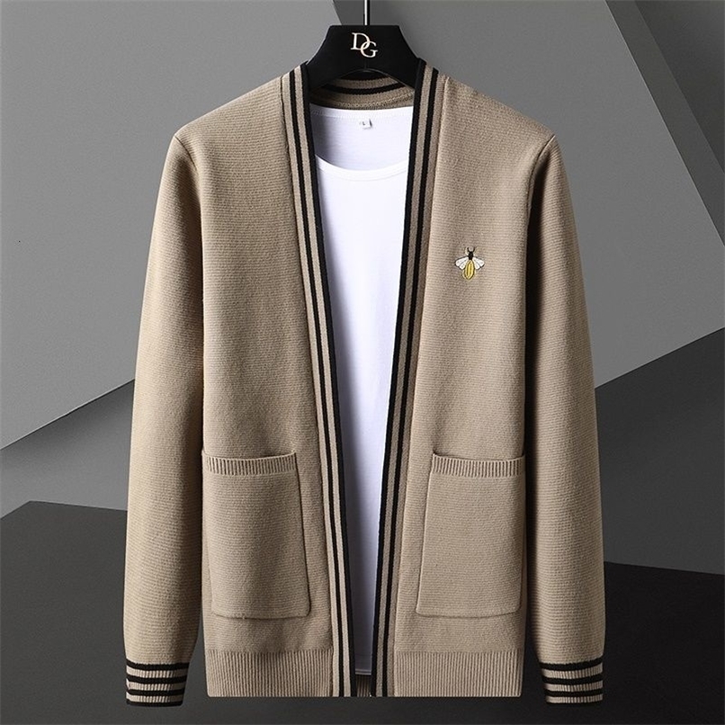 Men's Sweaters Bee Embroidery Cardigan Korean Casual Coat Elegant Autumn Trend Abrigo Hombre Clothing 221010, Black
Men's Sweaters Bee Embroidery Cardigan Korean Casual Coat Elegant Autumn Trend Abrigo Hombre Clothing 221010, Black