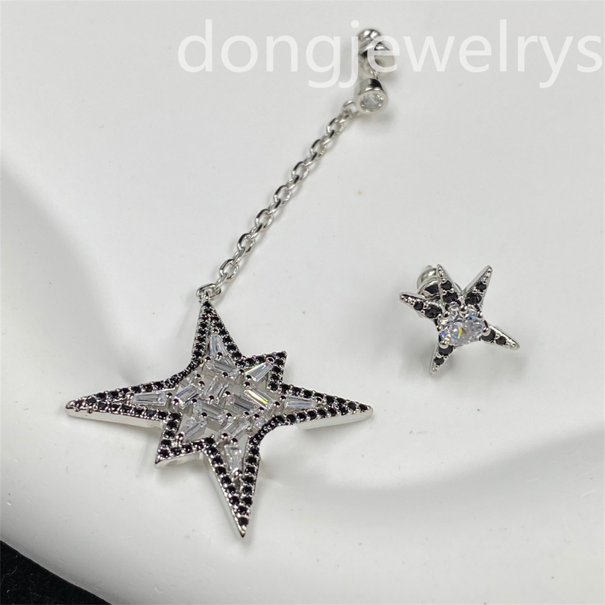 Woman Designer Diamond Stud Earings Dongjewelrys Classic Diamond Pendant Earring Geometric Exquisite Polygonal Design Ladies Earrings
Woman Designer Diamond Stud Earings Dongjewelrys Classic Diamond Pendant Earring Geometric Exquisite Polygonal Design Ladies Earrings