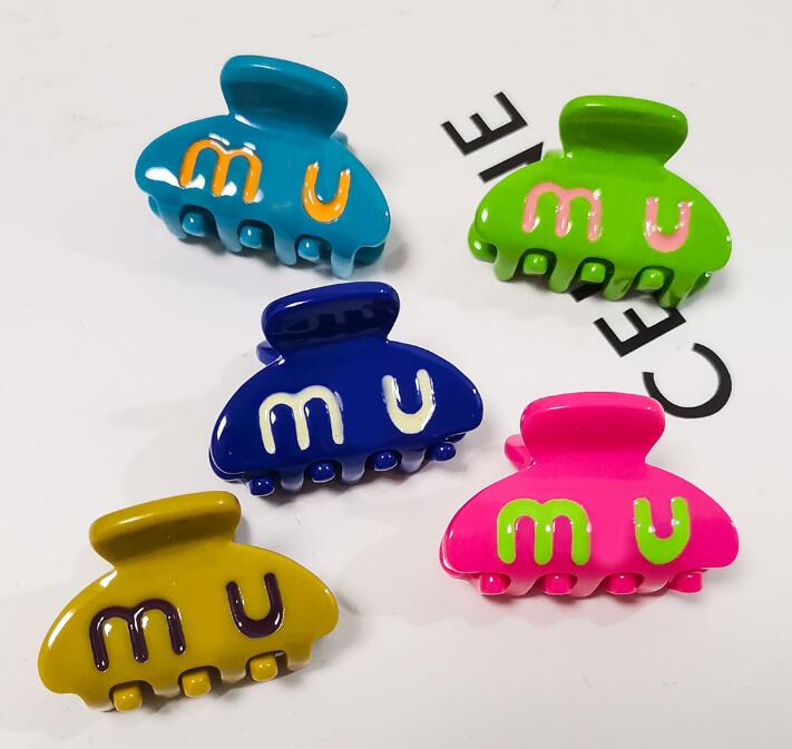 23ss 5color Women Brand Designer Letters Acrylic Hair Clamps Korean Candy Color Geometric Hollow Claw Clips Small Sweet Wind Crab Shark Clip Hairpin Accessories
23ss 5color Women Brand Designer Letters Acrylic Hair Clamps Korean Candy Color Geometric Hollow Claw Clips Small Sweet Wind Crab Shark Clip Hairpin Accessories