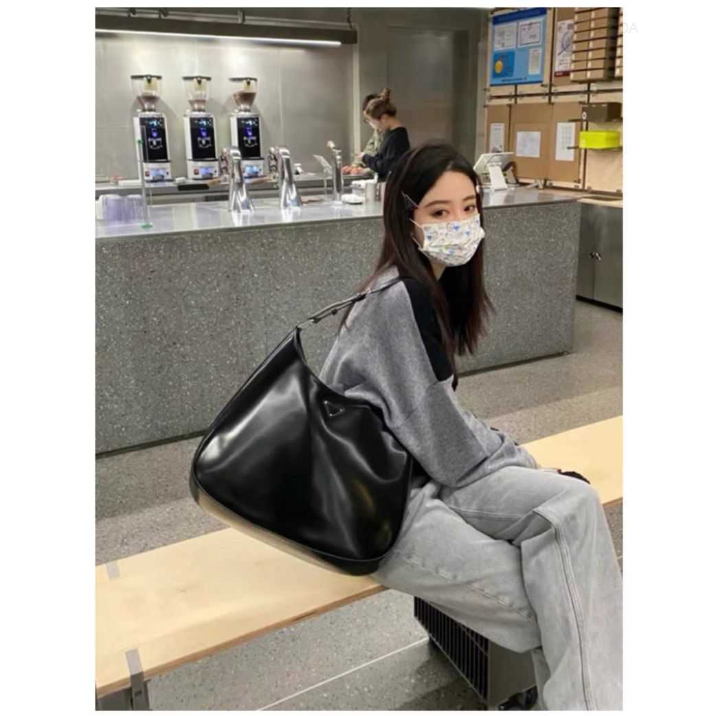 designer Pra bags 2022 autumn and winter new cleo shoulder bag messenger handbag commuter shoPPing letter tote bag tramP handbags large caPacity LNZX, Black
designer Pra bags 2022 autumn and winter new cleo shoulder bag messenger handbag commuter shoPPing letter tote bag tramP handbags large caPacity LNZX, Black