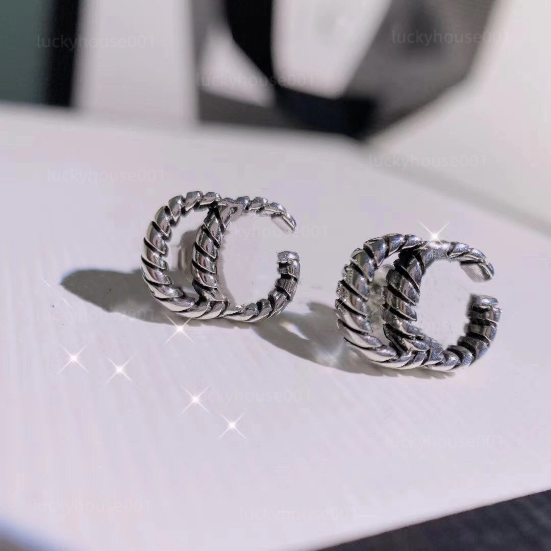 New Charm Fashion 925 Silver Letter Geometry Famous Womens Round Stainless Steel Earrings Wedding Party Jewelry Accessories Wholesale Never Fade
New Charm Fashion 925 Silver Letter Geometry Famous Womens Round Stainless Steel Earrings Wedding Party Jewelry Accessories Wholesale Never Fade