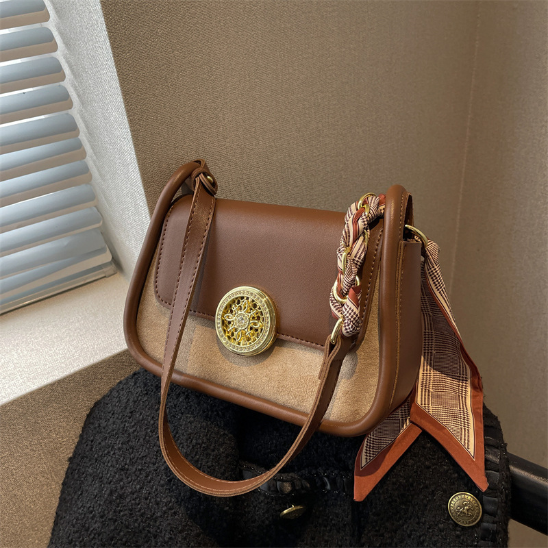 Turn of luck lock bag autumn new simple versatile light luxury women's one shoulder cross-body small saddle handbag, Black
Turn of luck lock bag autumn new simple versatile light luxury women's one shoulder cross-body small saddle handbag, Black