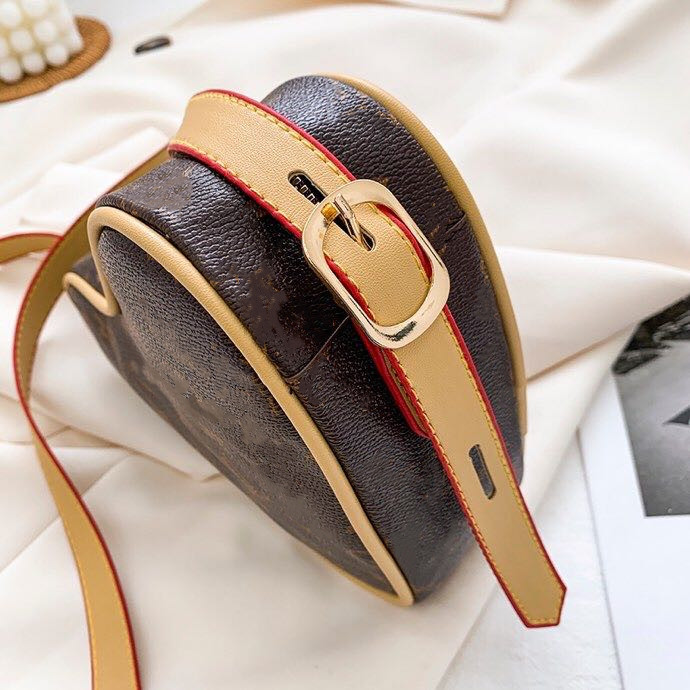 Brand Love shape lovely women's shoulder bag letter printing 23SS fashion handbag grils wallet 23x18x7cm, White 1261
Brand Love shape lovely women's shoulder bag letter printing 23SS fashion handbag grils wallet 23x18x7cm, White 1261